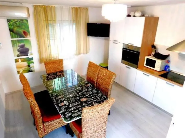 Littlevenice Appartme 50m From Sea דירה טרוגיר